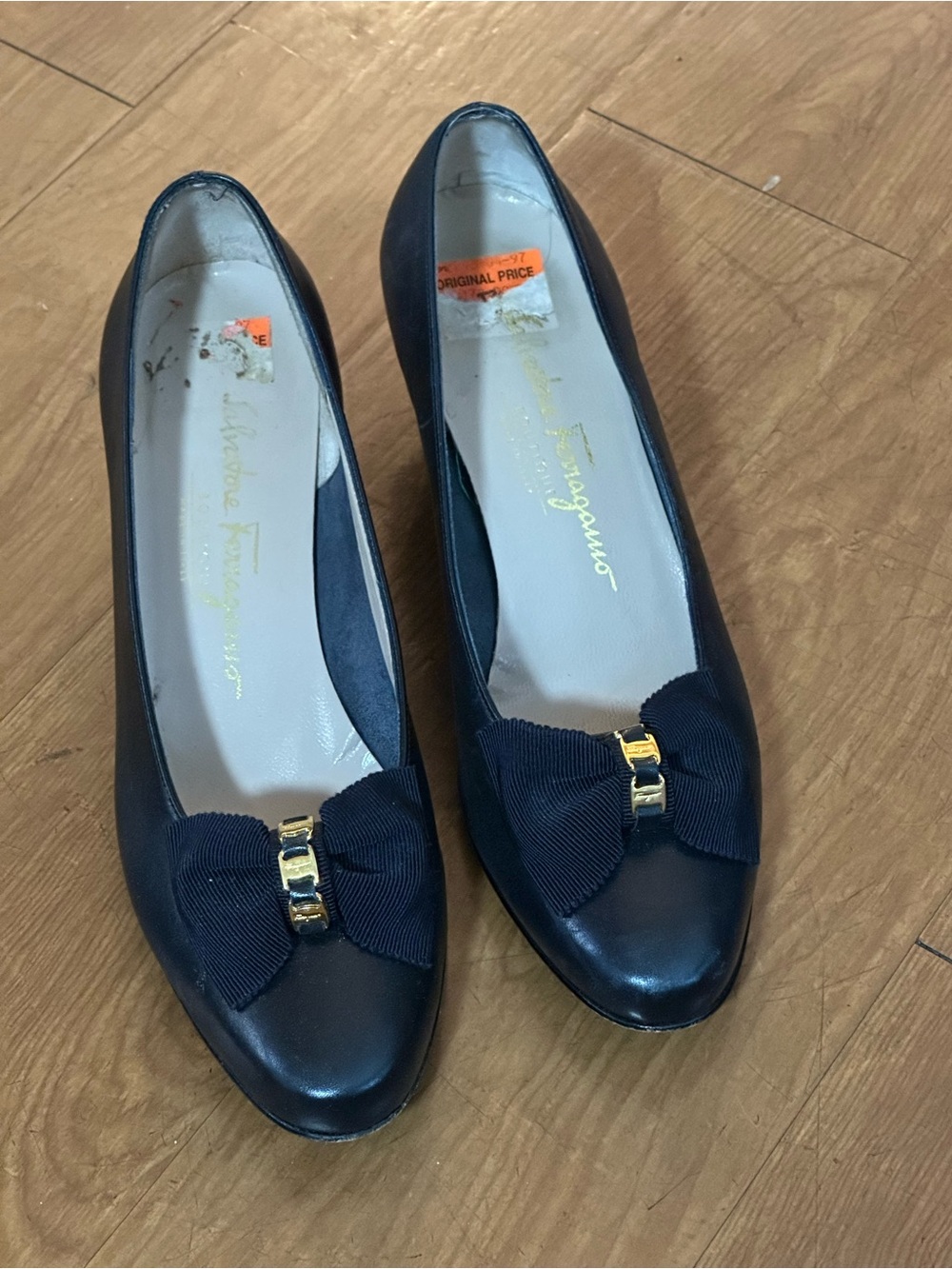 Ferragamo Boutique Navy Blue Pumps – Grosgrain Bow & Gold Vara Plaque